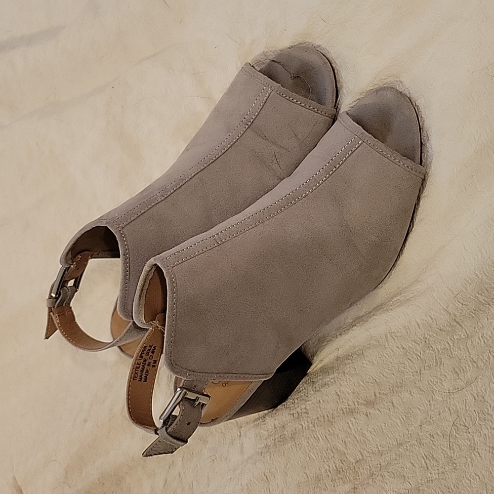 Gray LOFT Outlet peep-toe shoes